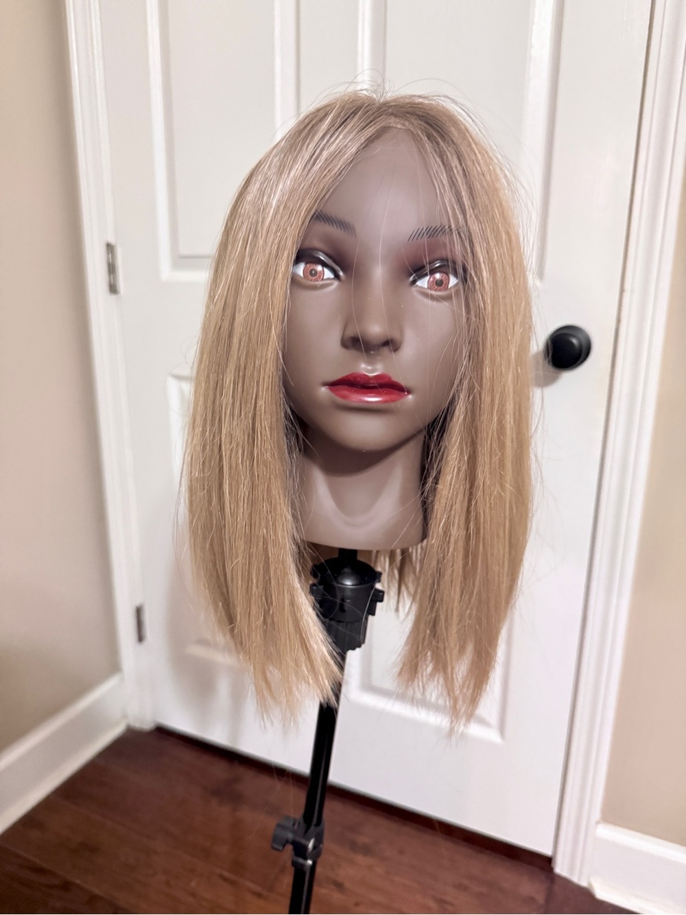 Straight Women's Wig in Light Blonde — Sleek Everyday Style - Picture 5 of 5